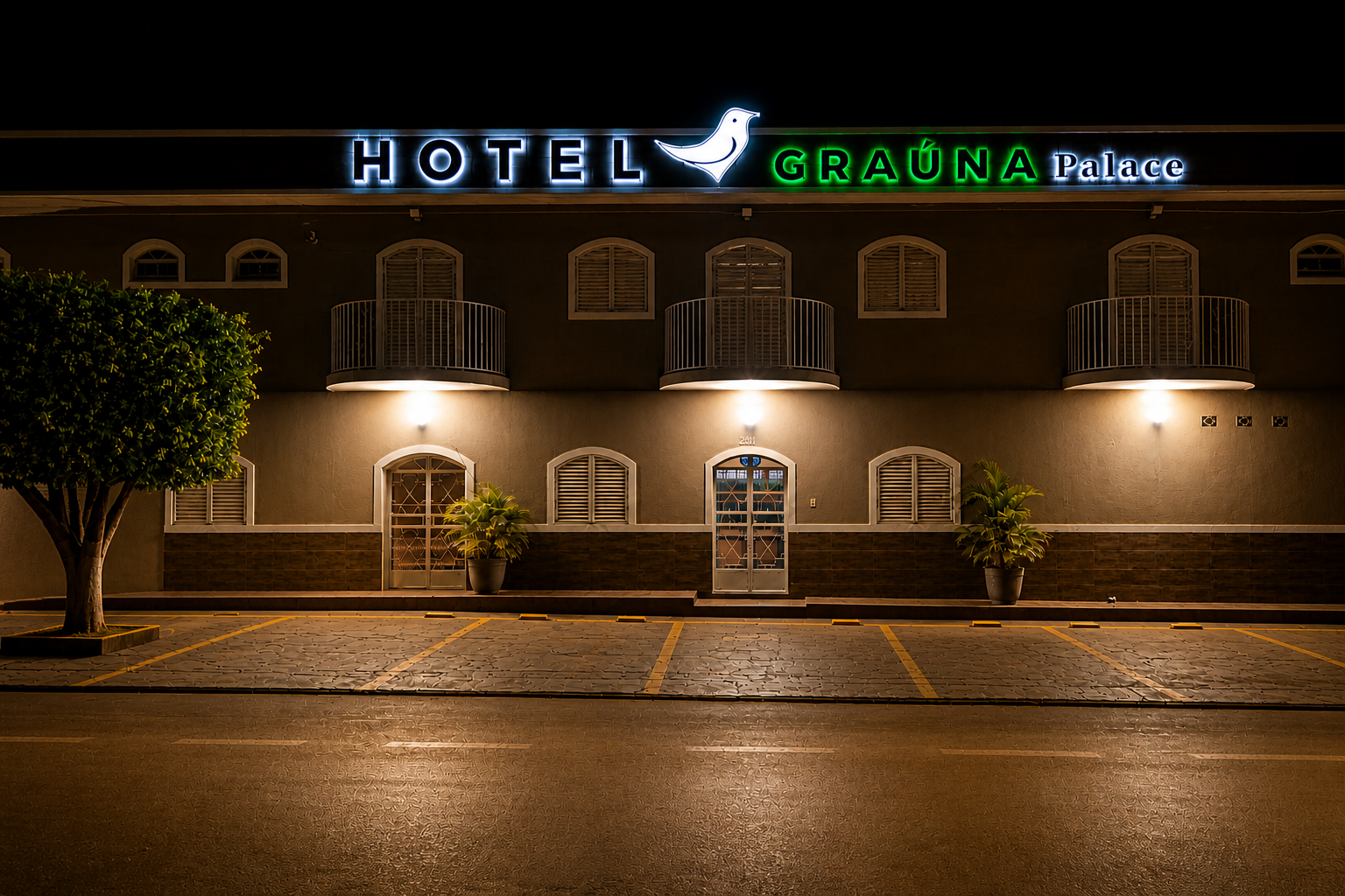 Fachada noturna do Graúna Palace Hotel