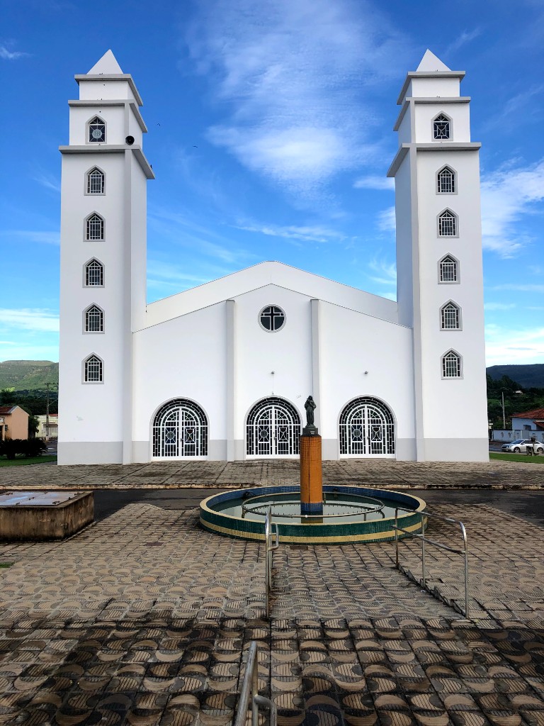Igreja Matriz e praça em Guarda-Mor — Festa de Santa Rita de Cássia
